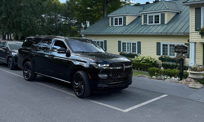 Lincoln Navigator image 3